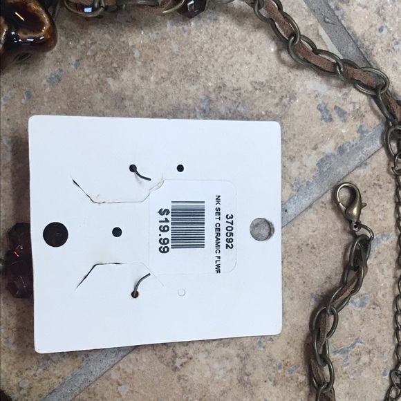 NWT flower choker and earrings w leather chain - Picture 4 of 5